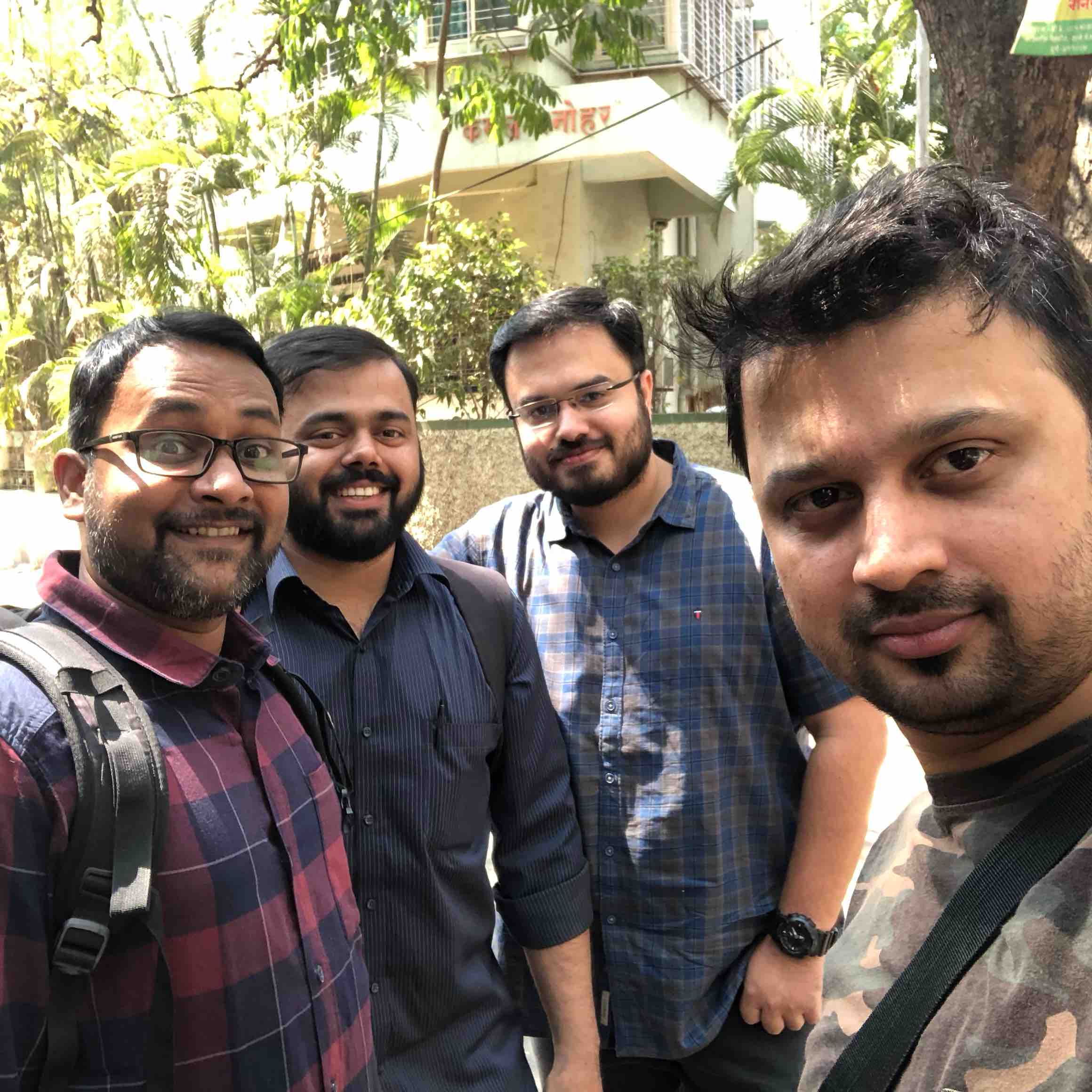 पळपुटे men logo