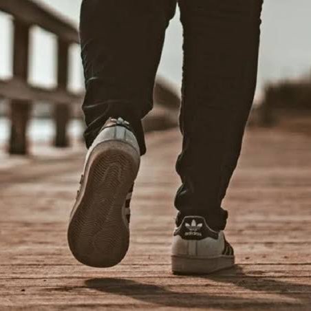 پاهای بی قرار logo