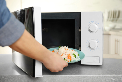 Microwaving a cold rice dish with vegetables