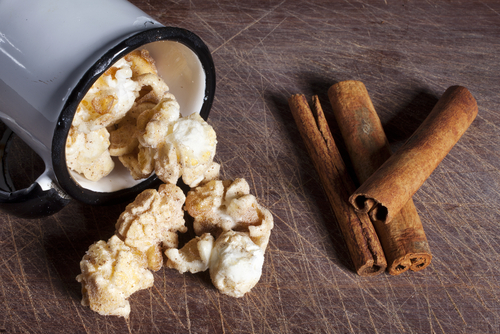 Cinnamon popcorn with cinnamon sticks