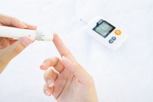Checking blood sugar with a finger monitor