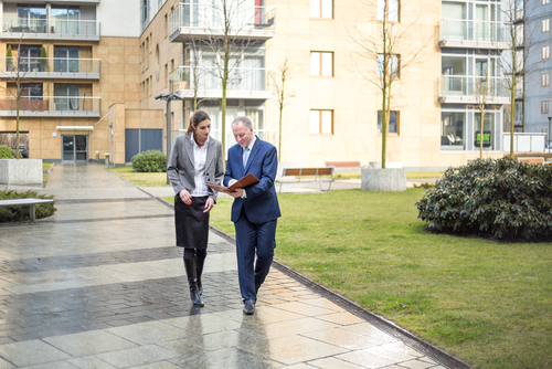 1on1 walking for a meeting