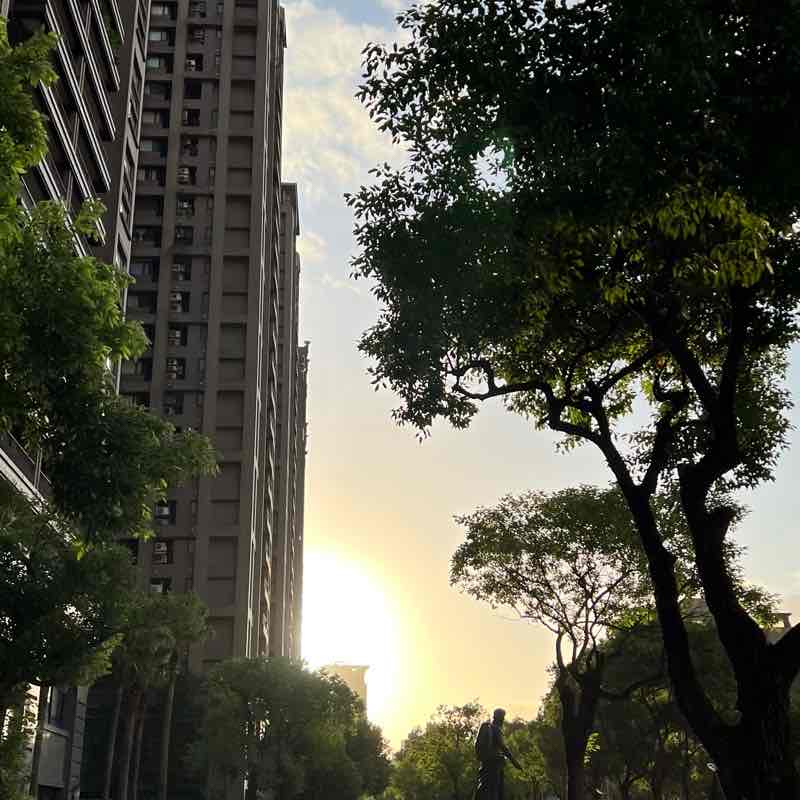 藝術大道的家樂福星巴克