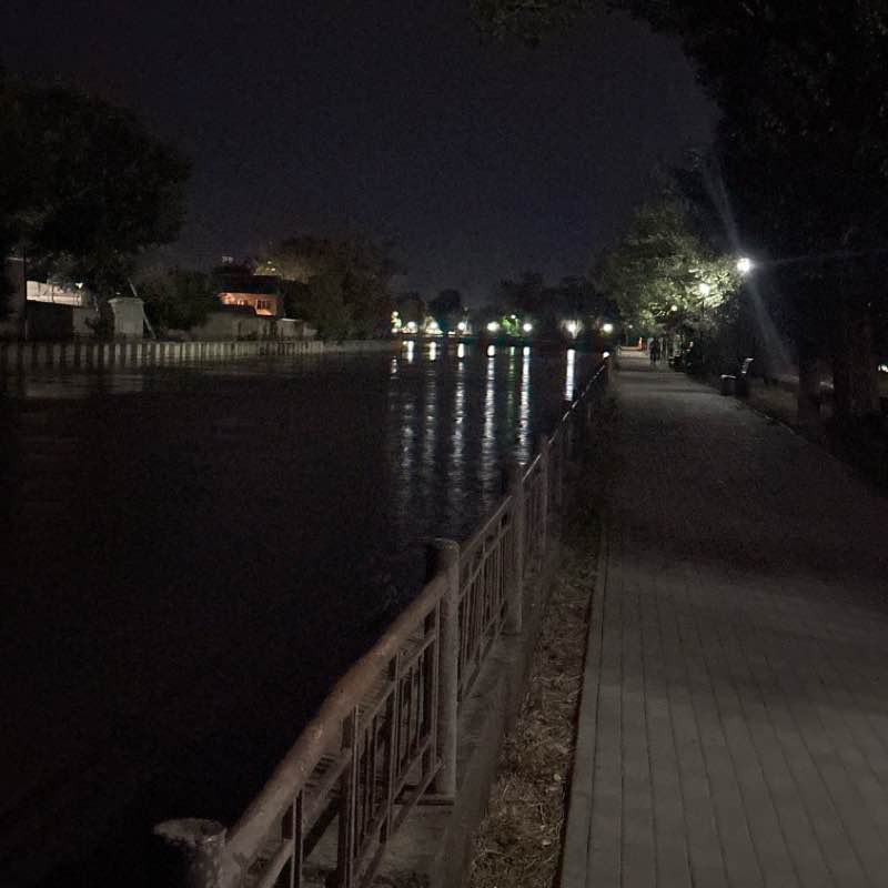 Ходьба по алее вдоль реки